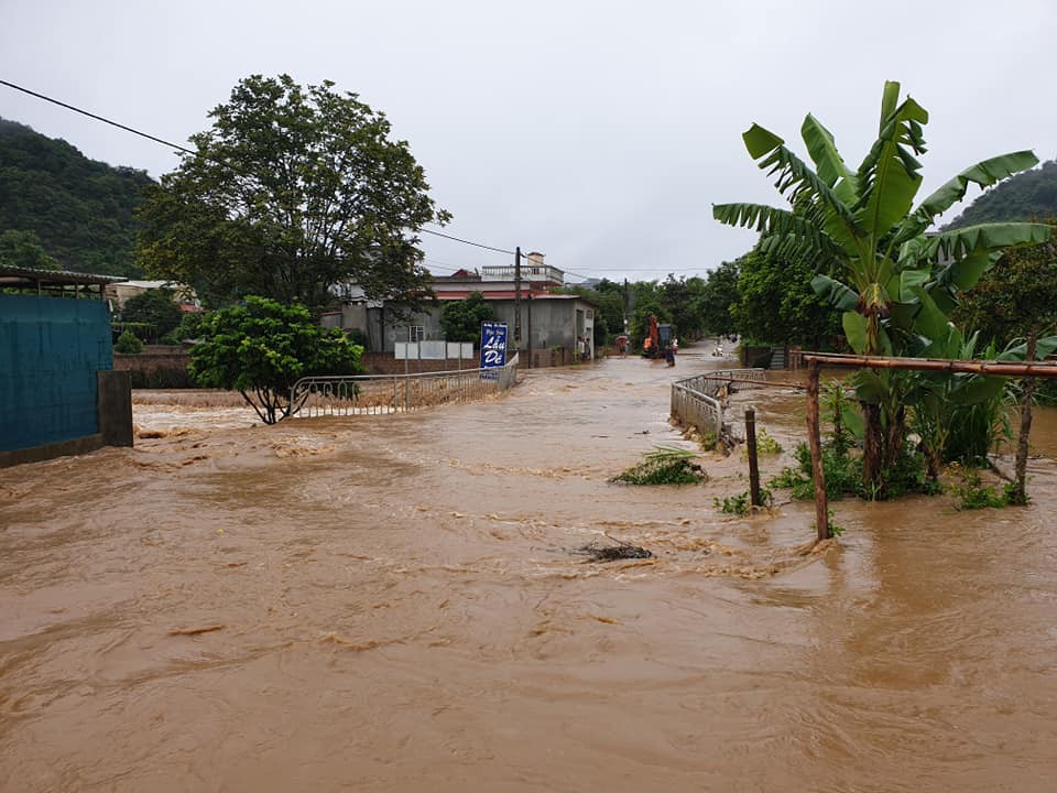 Mộc Ch&acirc;u ch&igrave;m trong nước lũ - Ảnh 19.