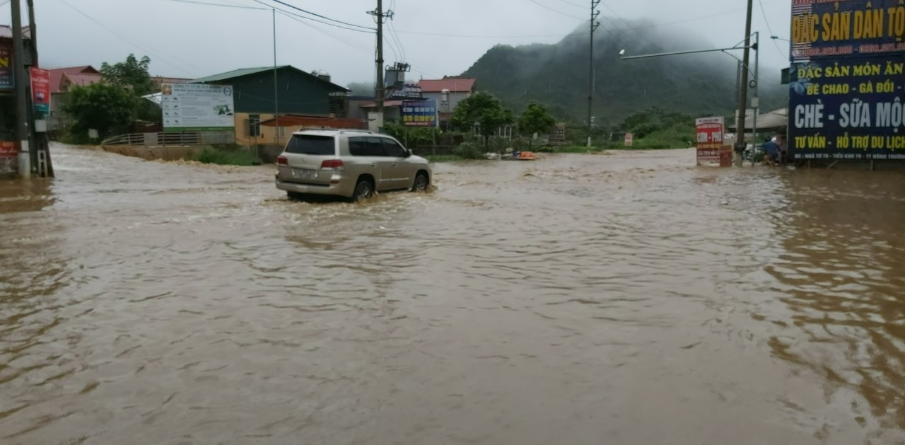 Mộc Ch&acirc;u ch&igrave;m trong nước lũ - Ảnh 20.