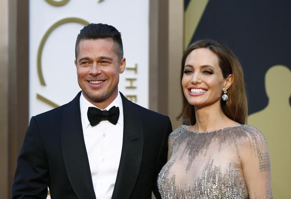 Angelina Jolie khoe lưng trần chi ch&iacute;t h&igrave;nh xăm - Ảnh 6.