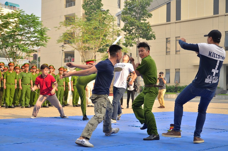 Vất vả tr&ecirc;n thao trường để giữ b&igrave;nh y&ecirc;n cho TP HCM - Ảnh 7.