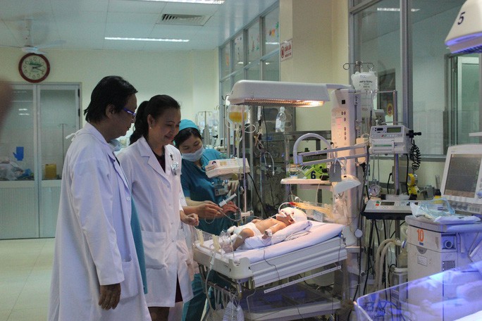 Gặp lại b&eacute; trai bị đ&acirc;m thấu sọ, được b&aacute;c sĩ cứu sống thần kỳ - Ảnh 1.