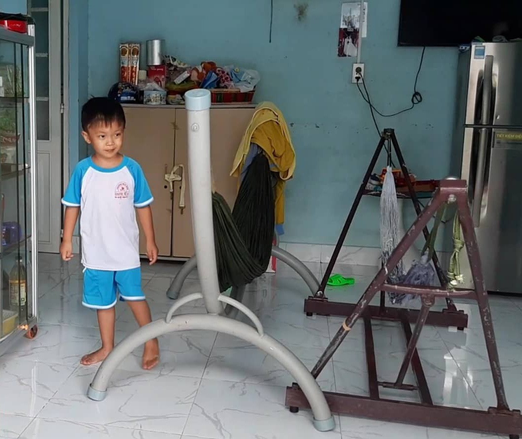 Gặp lại b&eacute; trai bị đ&acirc;m thấu sọ, được b&aacute;c sĩ cứu sống thần kỳ - Ảnh 8.