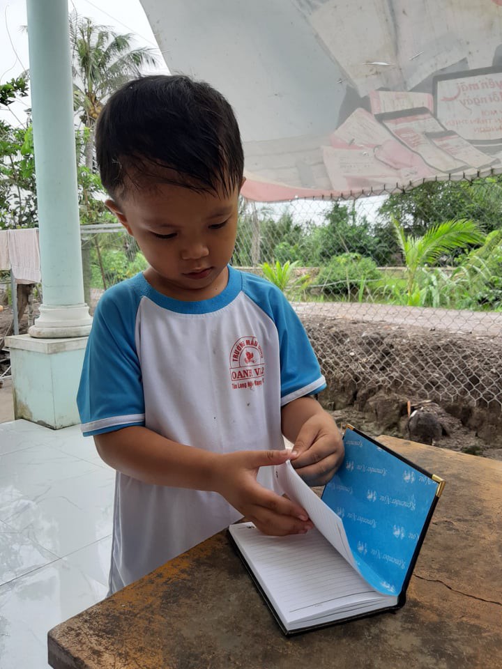 Gặp lại b&eacute; trai bị đ&acirc;m thấu sọ, được b&aacute;c sĩ cứu sống thần kỳ - Ảnh 11.