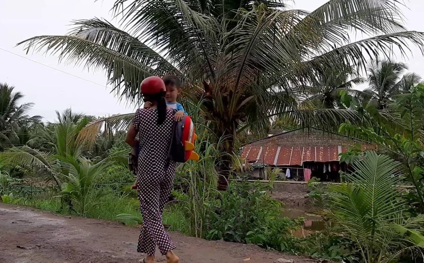 Gặp lại b&eacute; trai bị đ&acirc;m thấu sọ, được b&aacute;c sĩ cứu sống thần kỳ - Ảnh 12.