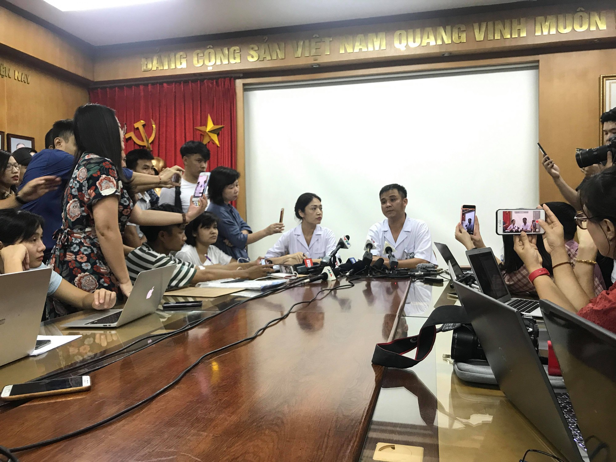T&aacute;c nghiệp vụ ch&aacute;y nh&agrave; m&aacute;y Rạng Đ&ocirc;ng, nhiều ph&oacute;ng vi&ecirc;n đau đầu, ch&oacute;ng mặt phải kiểm tra sức khỏe - Ảnh 2.