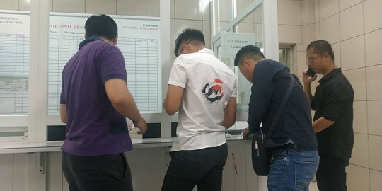 T&aacute;c nghiệp vụ ch&aacute;y nh&agrave; m&aacute;y Rạng Đ&ocirc;ng, nhiều ph&oacute;ng vi&ecirc;n đau đầu, ch&oacute;ng mặt phải kiểm tra sức khỏe - Ảnh 1.