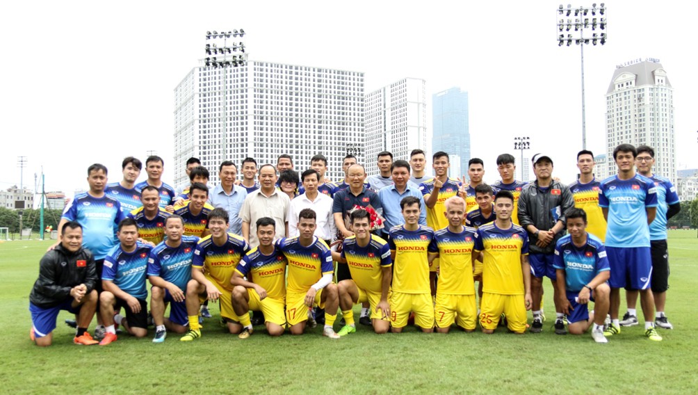 HLV Park Hang-seo: T&ocirc;i v&agrave; c&aacute;c cầu thủ sẽ kh&ocirc;ng l&agrave;m người h&acirc;m mộ thất vọng - Ảnh 1.