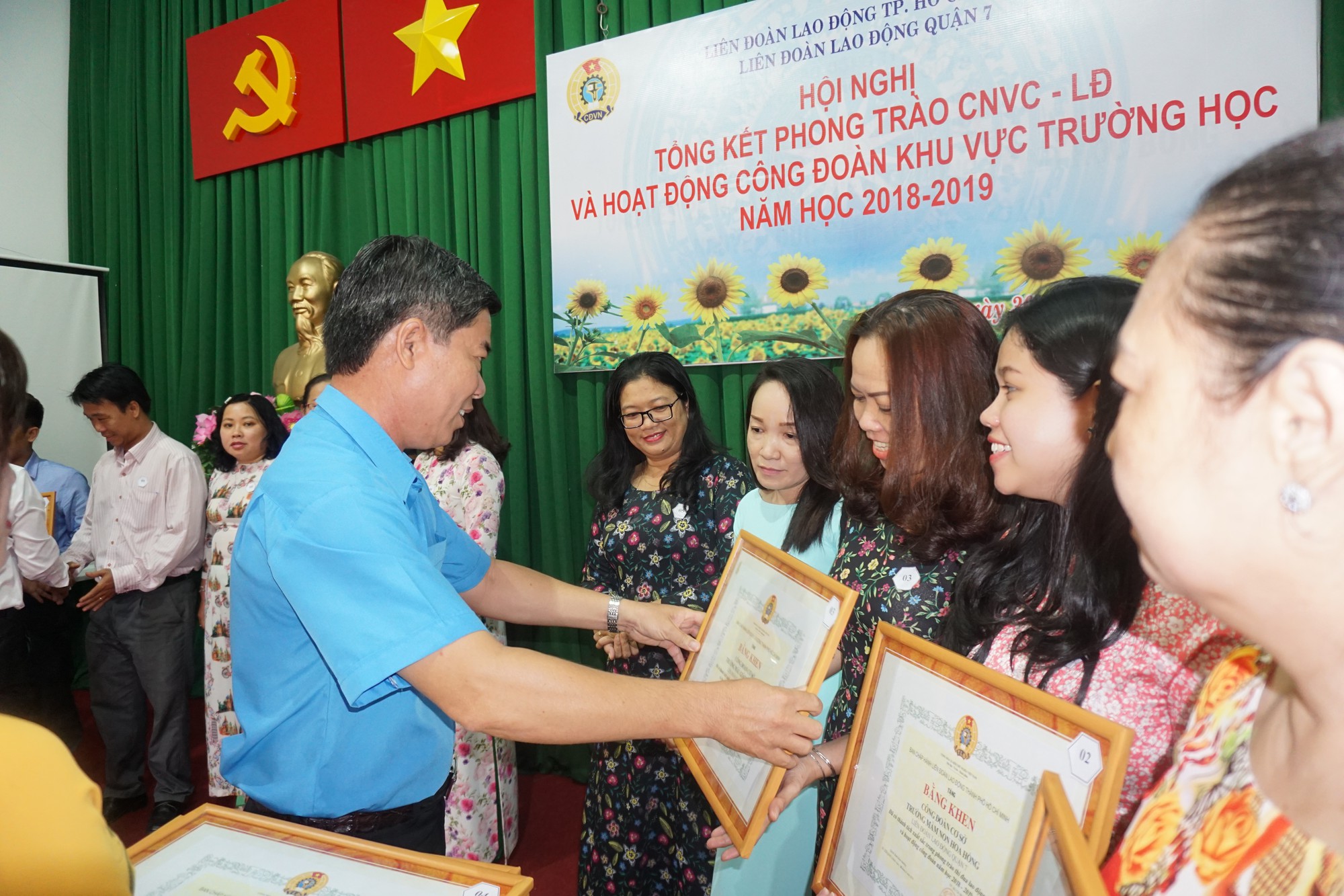Khen thưởng lao động giỏi, s&aacute;ng tạo - Ảnh 2.