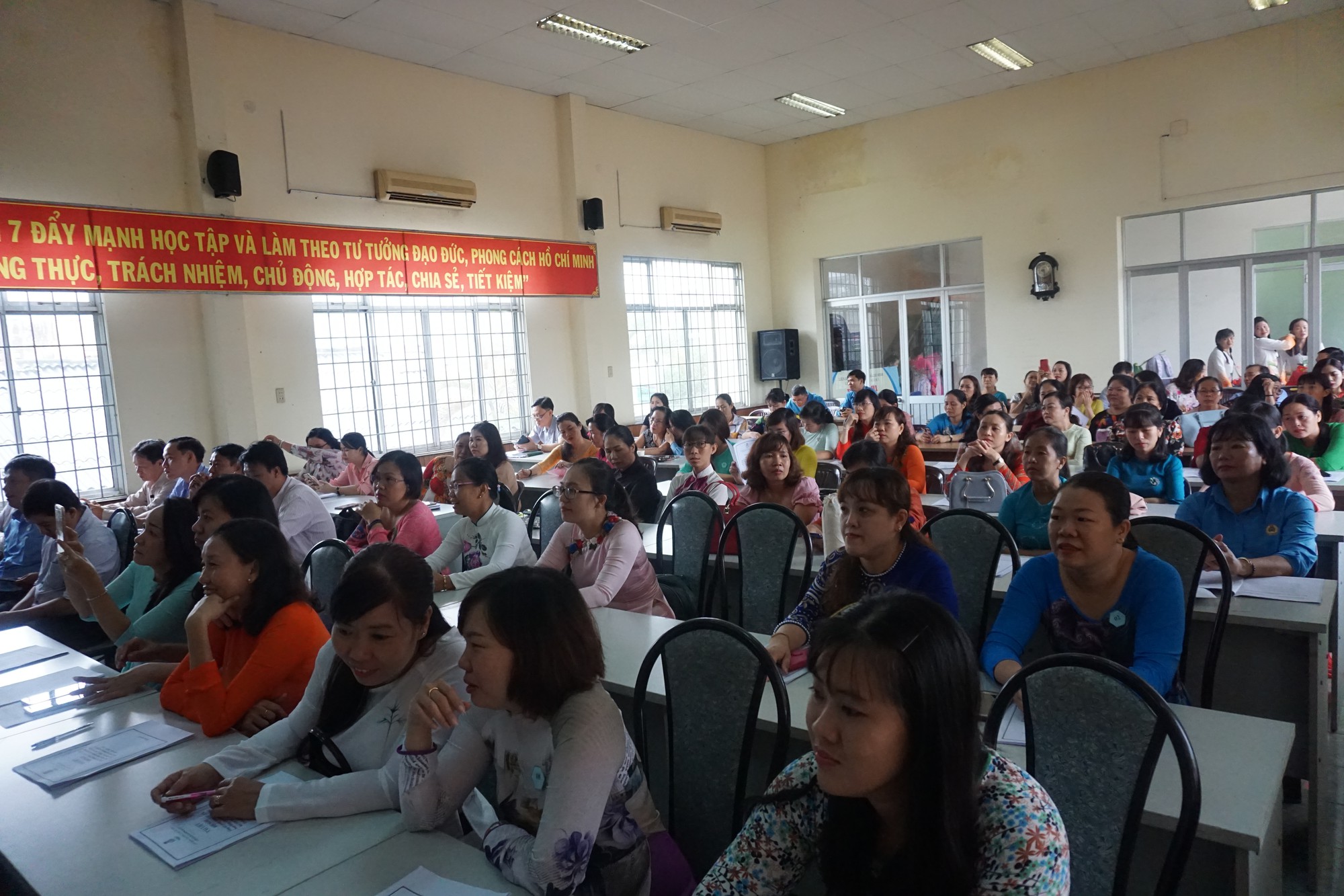 Khen thưởng lao động giỏi, s&aacute;ng tạo - Ảnh 1.