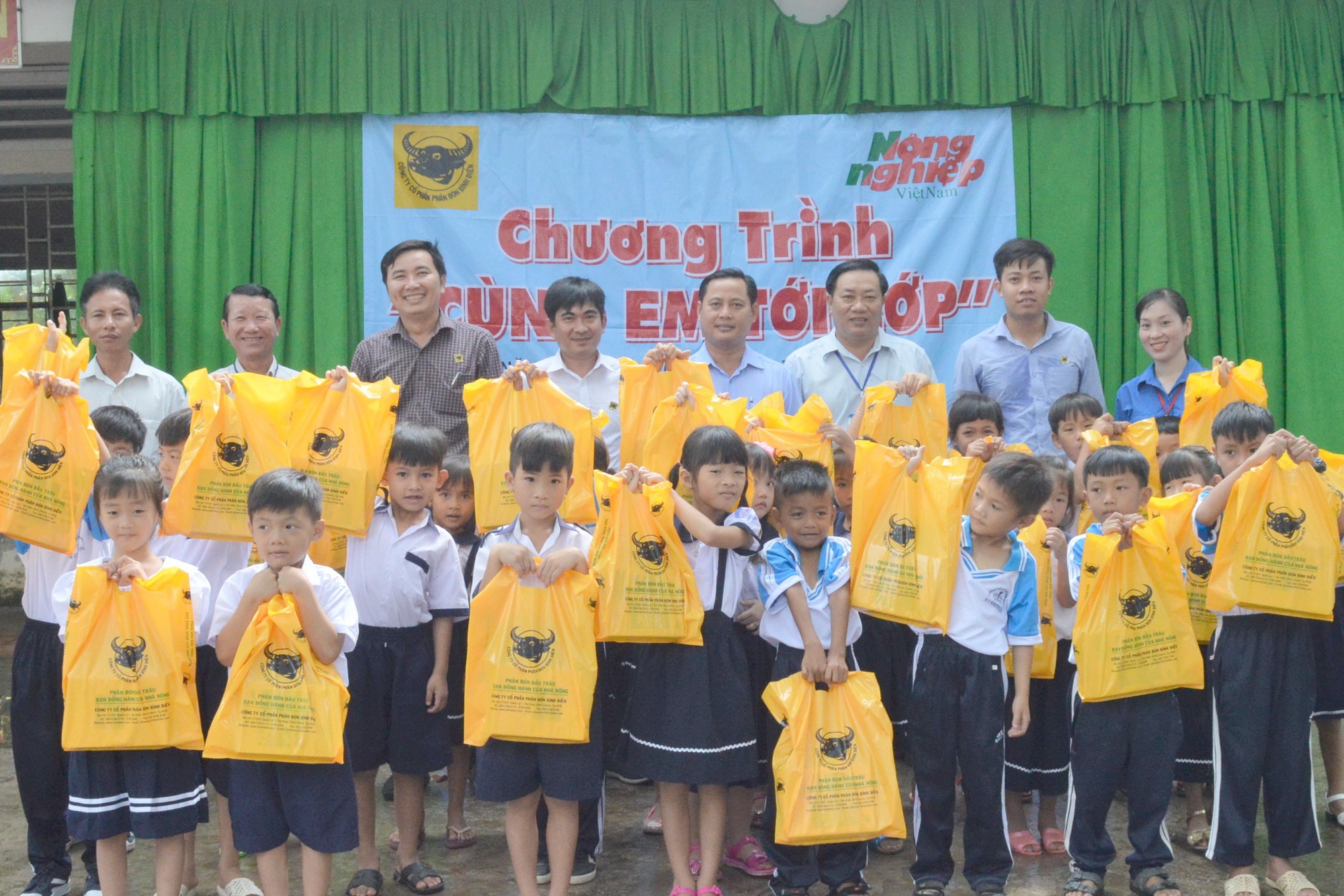 Công ty CP Phân bón Bình Điền tiếp sức học sinh nghèo vùng U Minh Thượng