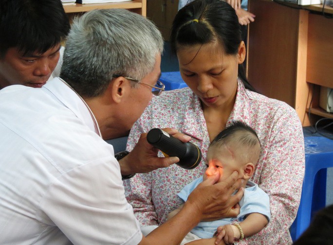 Gặp lại b&eacute; trai bị đ&acirc;m thấu sọ, được b&aacute;c sĩ cứu sống thần kỳ - Ảnh 5.