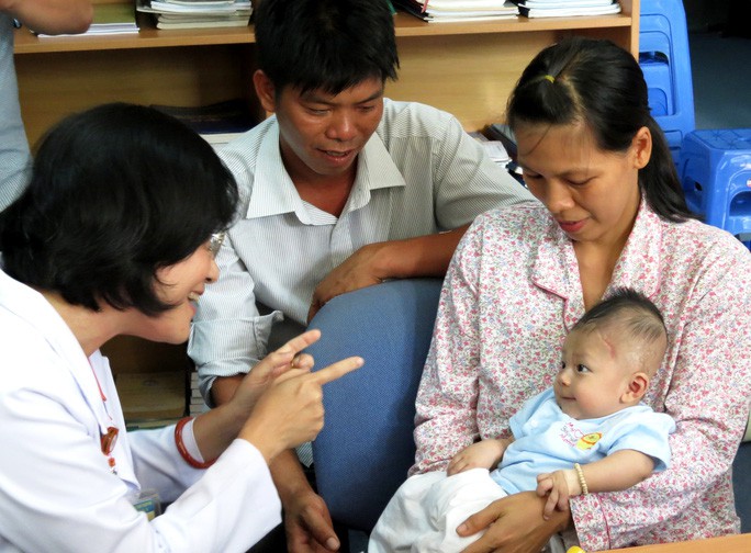 Gặp lại b&eacute; trai bị đ&acirc;m thấu sọ, được b&aacute;c sĩ cứu sống thần kỳ - Ảnh 3.