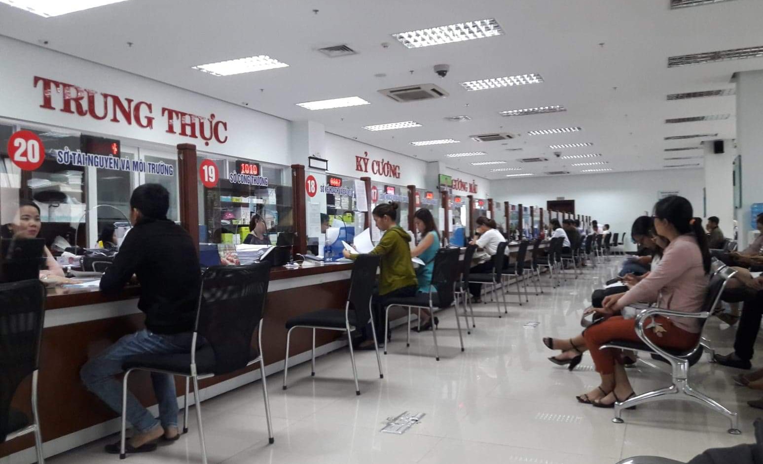 Kh&ocirc;ng cần đến cơ quan, d&acirc;n Đ&agrave; Nẵng vẫn được ho&agrave;n th&agrave;nh thủ tục h&agrave;nh ch&iacute;nh ngay tại nh&agrave; - Ảnh 2.