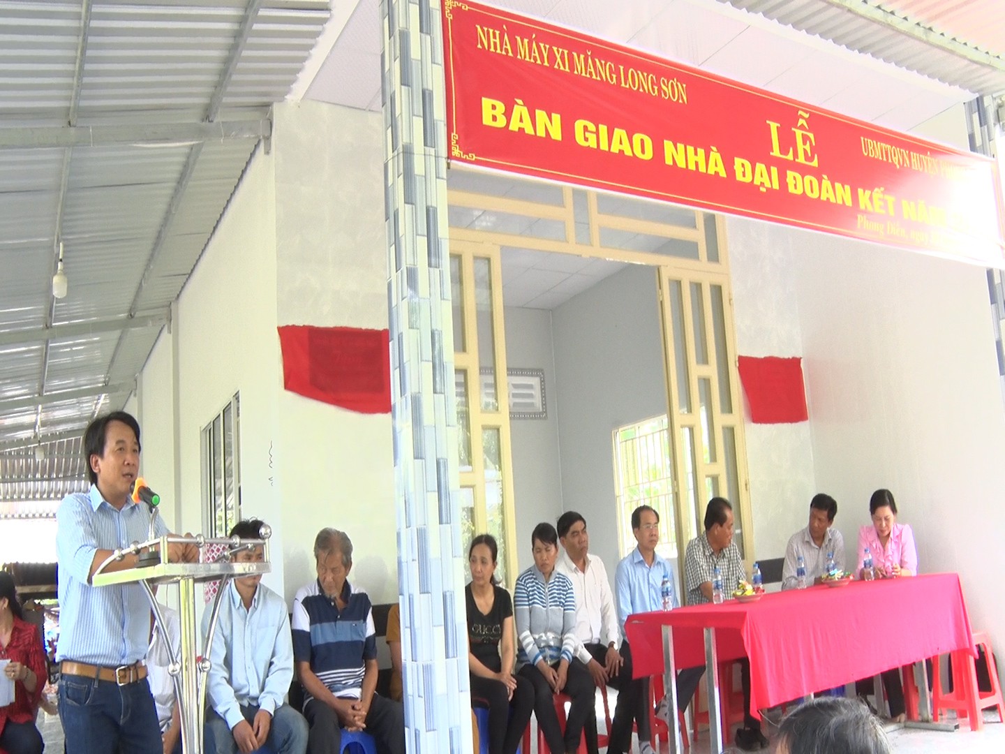 B&aacute;o Người Lao Động c&ugrave;ng trao 5 căn nh&agrave; đại đo&agrave;n kết tại Phong Điền - Ảnh 2.
