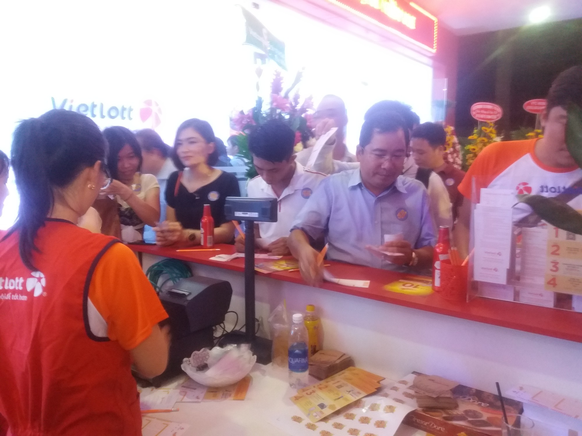 Nhiều người "ngồi đồng" ở đại lý Vietlott để chơi vé số Keno