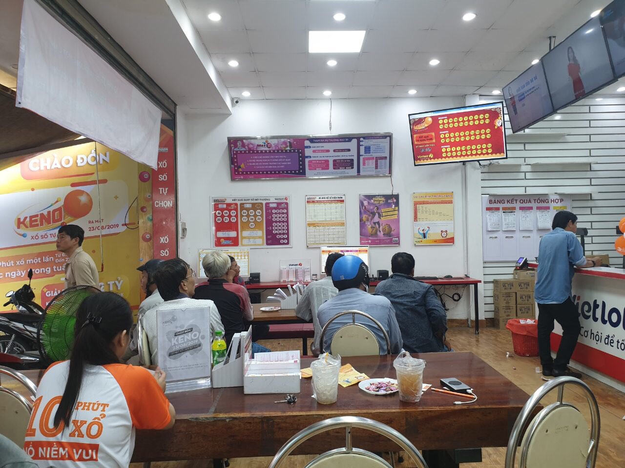 Nhiều người ngồi đồng ở đại lý Vietlott để chơi vé số Keno - Ảnh 2.