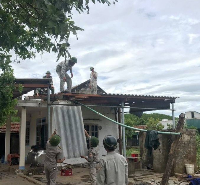 H&agrave; Tĩnh khẩn trương gi&uacute;p đỡ 41 hộ d&acirc;n bị sập, tốc m&aacute;i nh&agrave; do lốc xo&aacute;y - Ảnh 3.