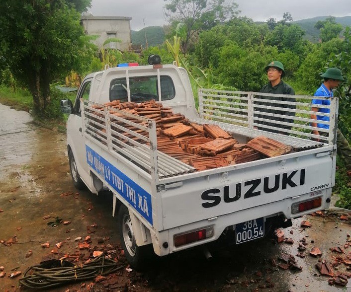 H&agrave; Tĩnh khẩn trương gi&uacute;p đỡ 41 hộ d&acirc;n bị sập, tốc m&aacute;i nh&agrave; do lốc xo&aacute;y - Ảnh 4.