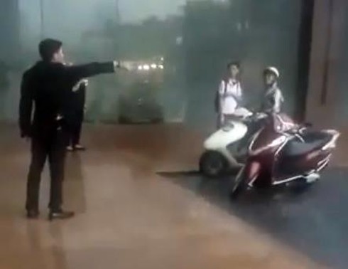 Clip: Người dân trú mưa bị xua đuổi khỏi sảnh Trung tâm thương mại-Khách sạn cao cấp Grand Plaza
