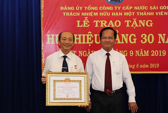 Sawaco trao Huy hiệu 30 năm tuổi Đảng - Ảnh 2.