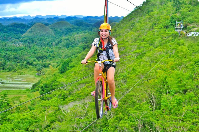 Đua xe đạp zipline mạo hiểm trên không ở Philippines