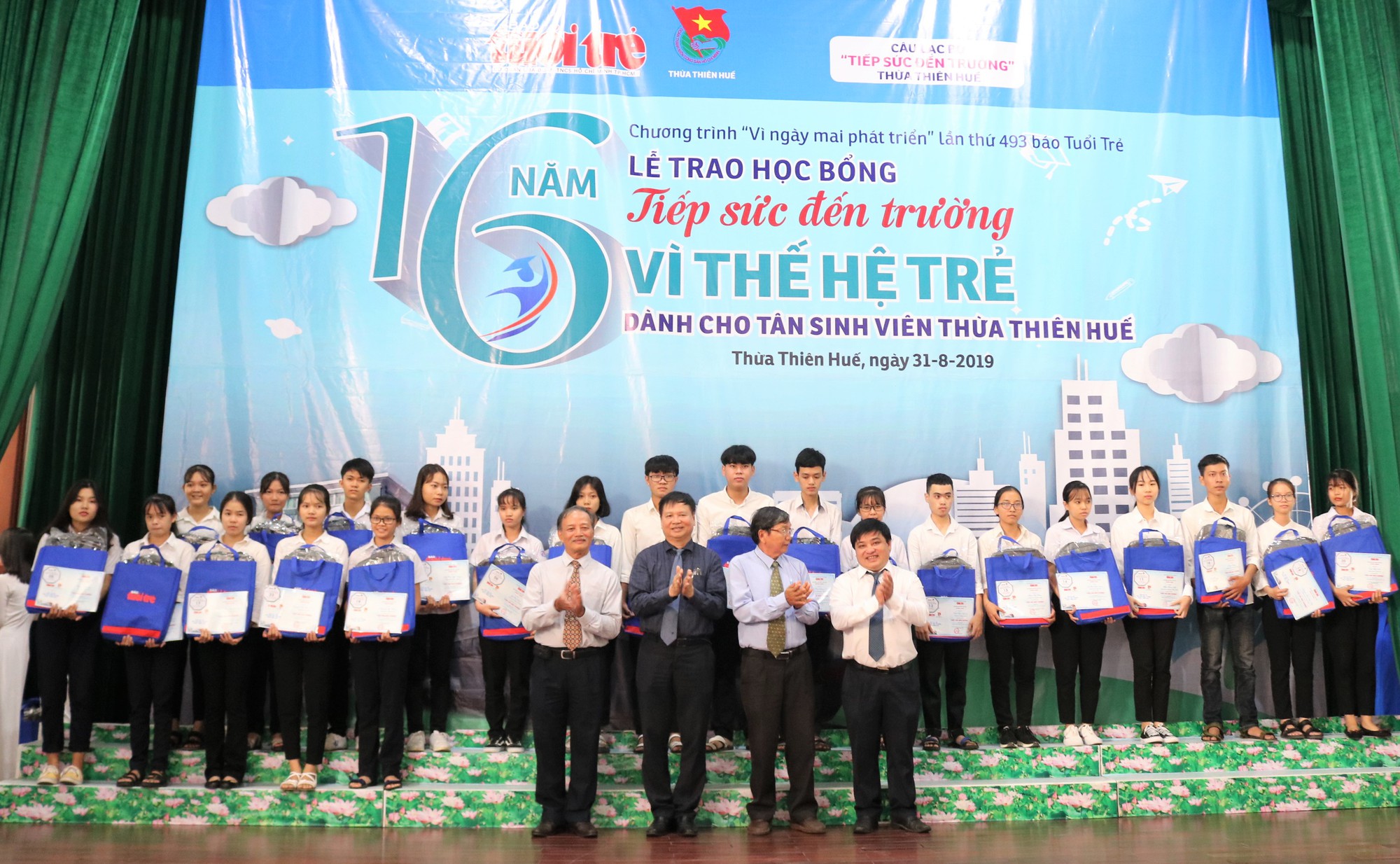 B&aacute;o Tuổi Trẻ trao 97 suất học bổng Tiếp sức đến trường tại Huế - Ảnh 1.