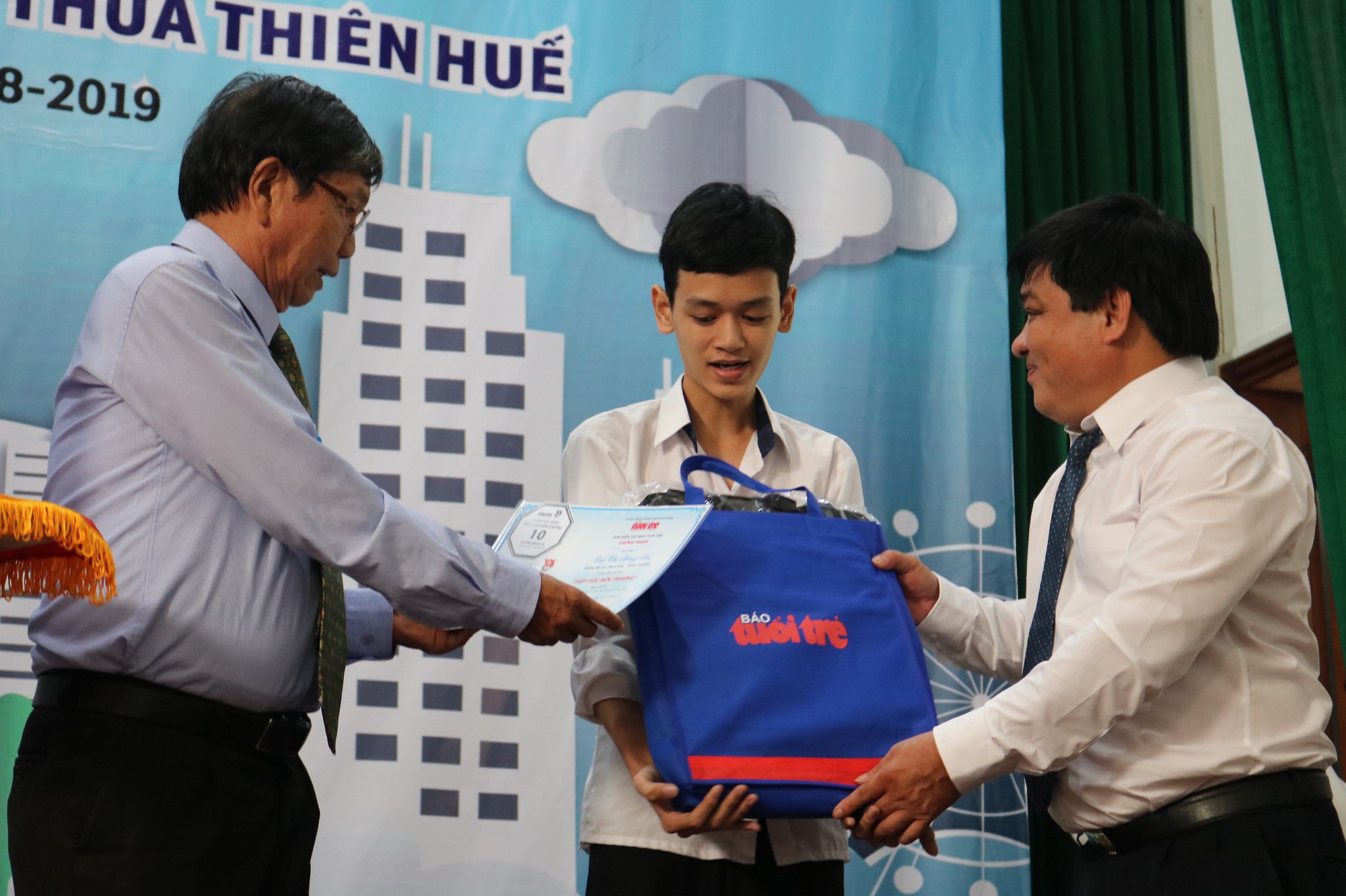 Báo Tuổi Trẻ trao 97 suất học bổng Tiếp sức đến trường tại Huế