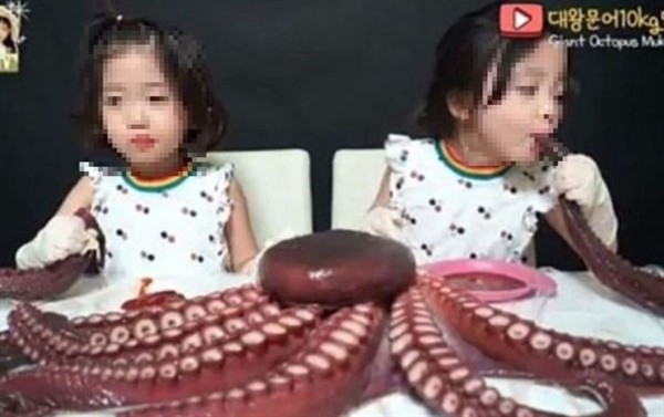 Sốc với chương tr&igrave;nh tố c&aacute;c Youtuber nh&iacute; bị cha mẹ lạm dụng - Ảnh 2.