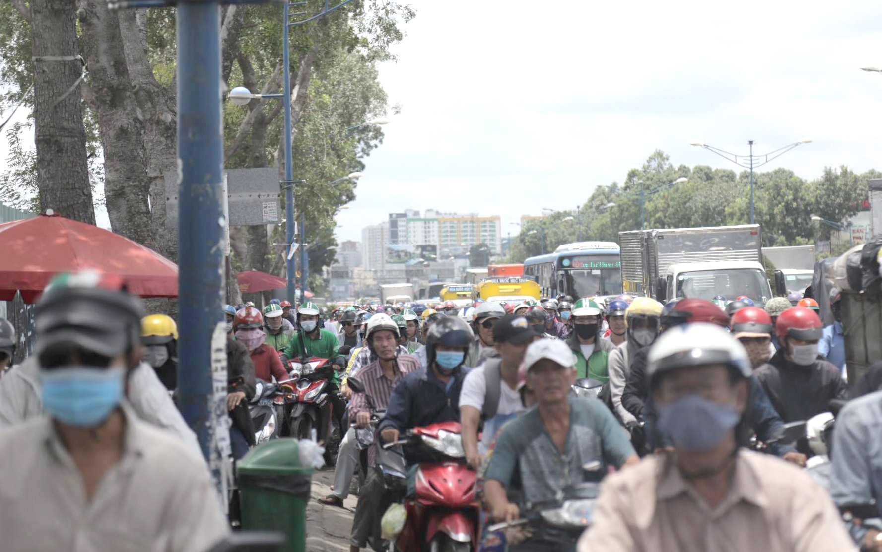 Xe m&aacute;y t&ocirc;ng nhau tr&ecirc;n đường Trường Chinh, người phụ nữ tử nạn dưới b&aacute;nh xe tải - Ảnh 3.