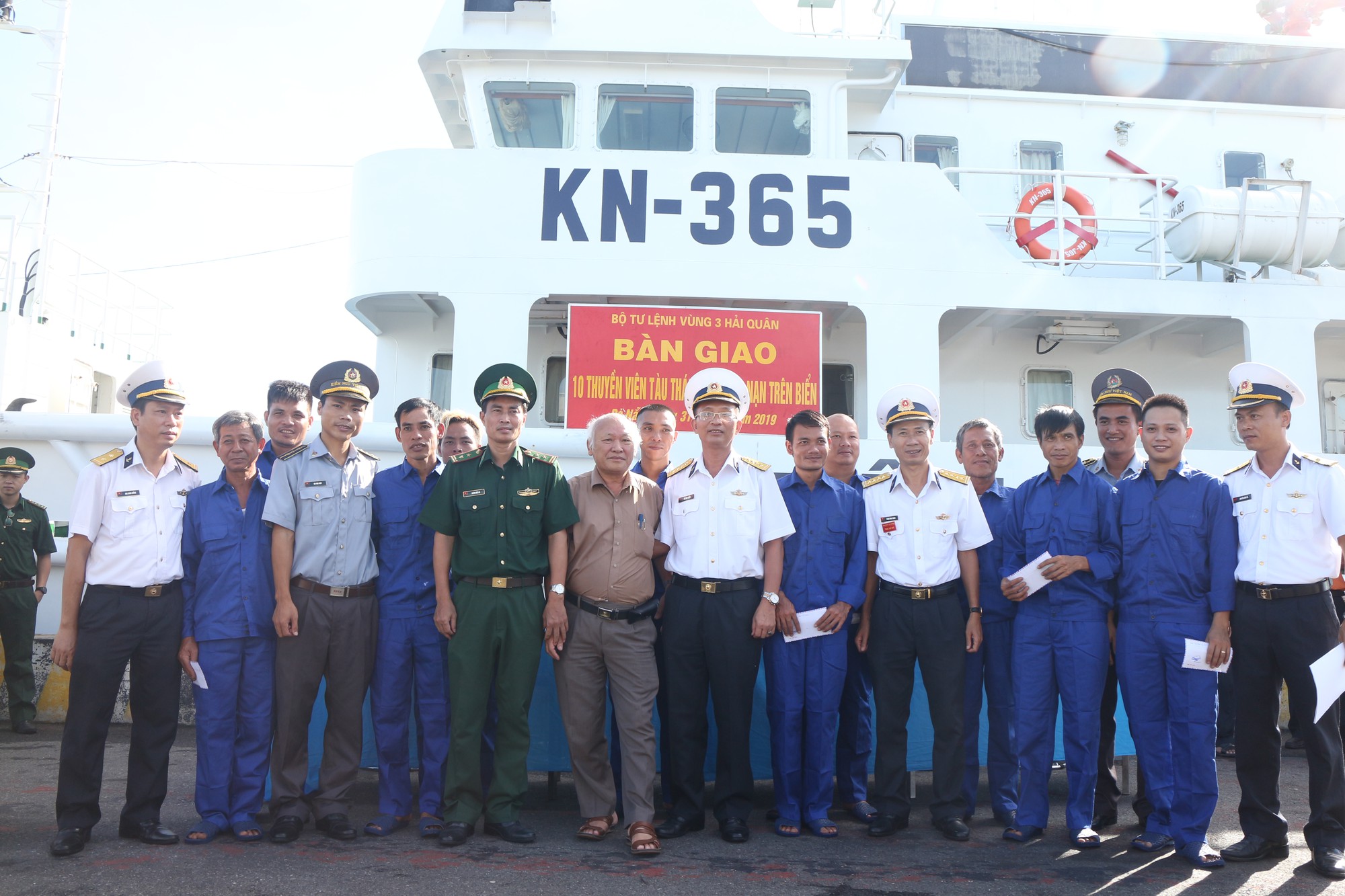 Lời kể của thủy thủ đoàn sống sót sau 28 giờ lênh đênh giữa bão số 4 - Ảnh 1.