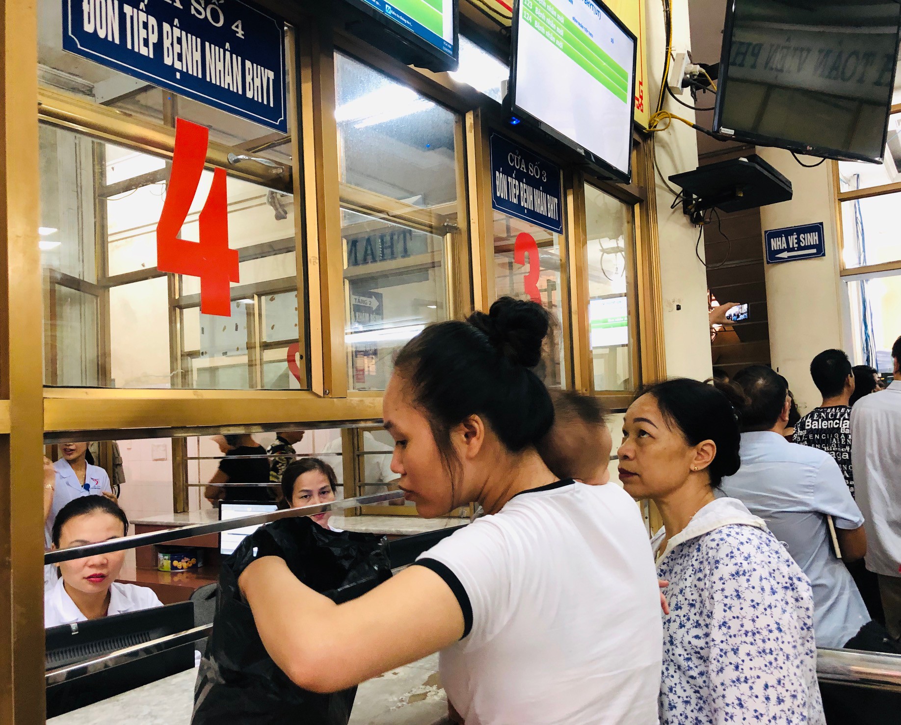 Có được khám bệnh BHYT vào ngày nghỉ, ngày lễ? - Ảnh 2.