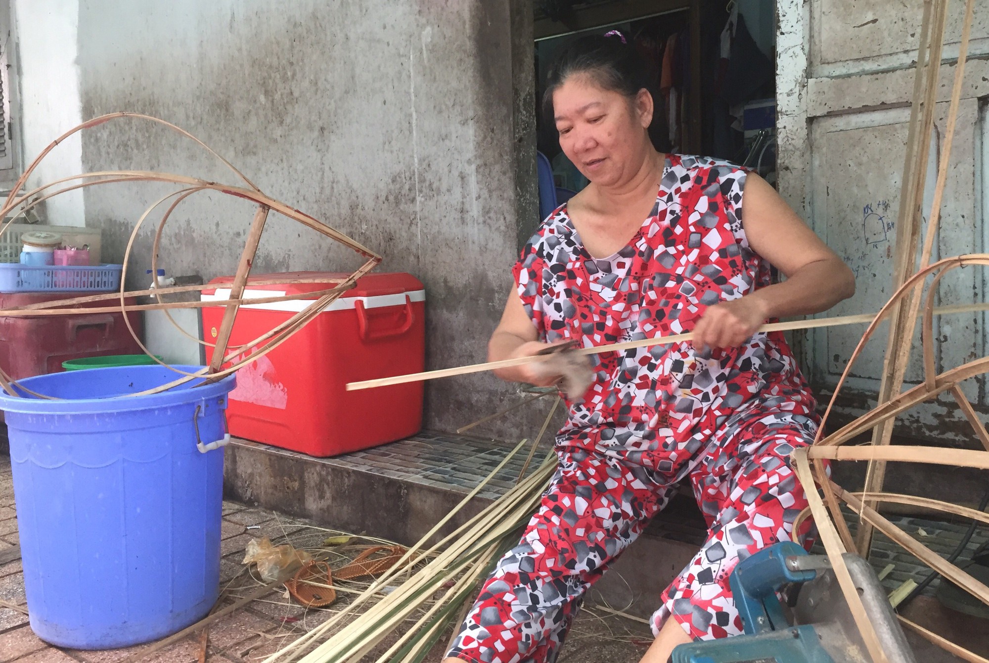 Người phụ nữ l&agrave;m lồng đ&egrave;n khiến kh&aacute;ch mua quay lưng với h&agrave;ng Trung Quốc - Ảnh 1.