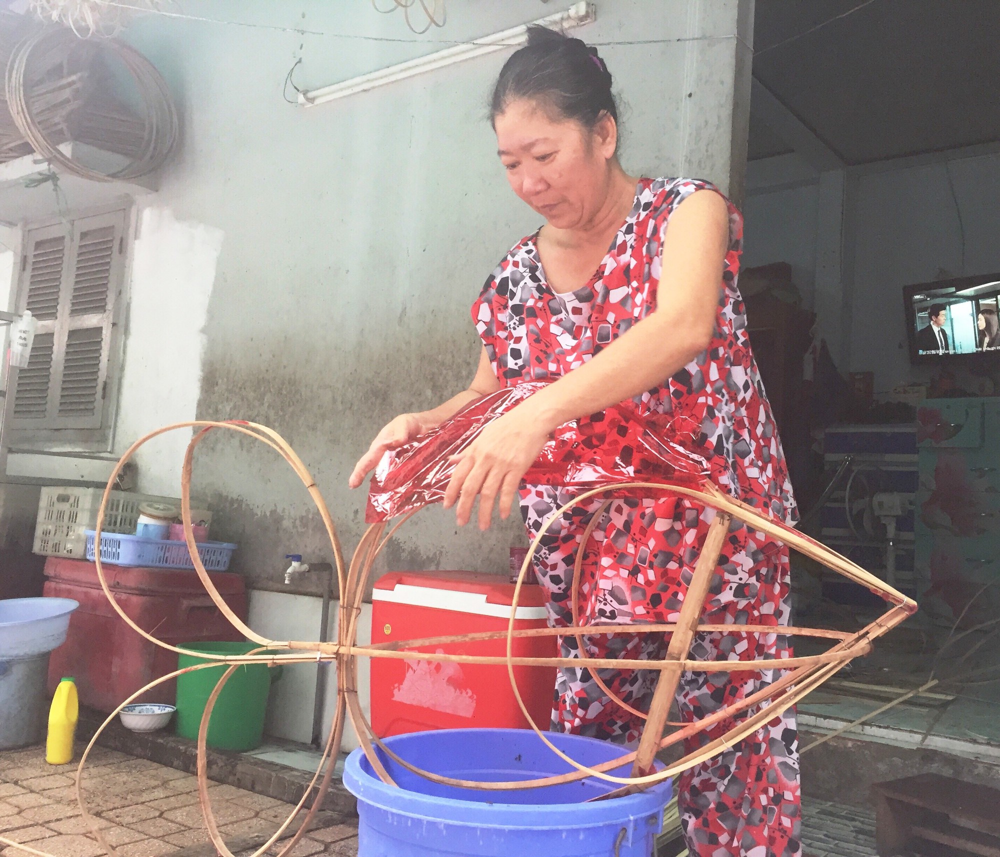 Người phụ nữ l&agrave;m lồng đ&egrave;n khiến kh&aacute;ch mua quay lưng với h&agrave;ng Trung Quốc - Ảnh 2.