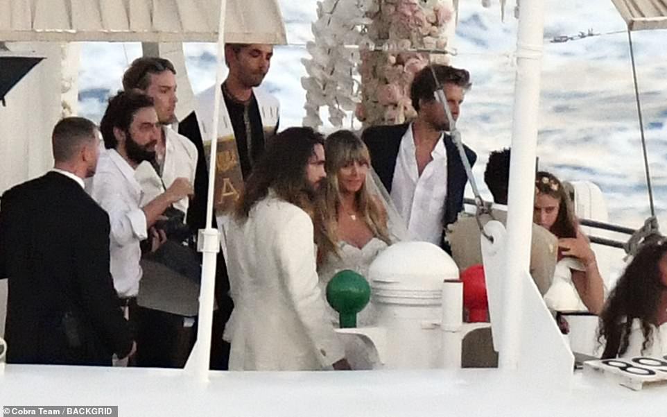 Si&ecirc;u mẫu Heidi Klum bất ngờ cưới phi c&ocirc;ng trẻ - Ảnh 6.