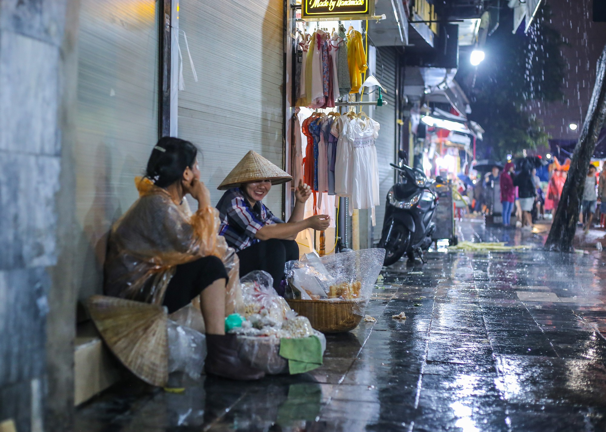 Những phận đời mưu sinh trong đêm mưa bão Hà Nội - Ảnh 2.