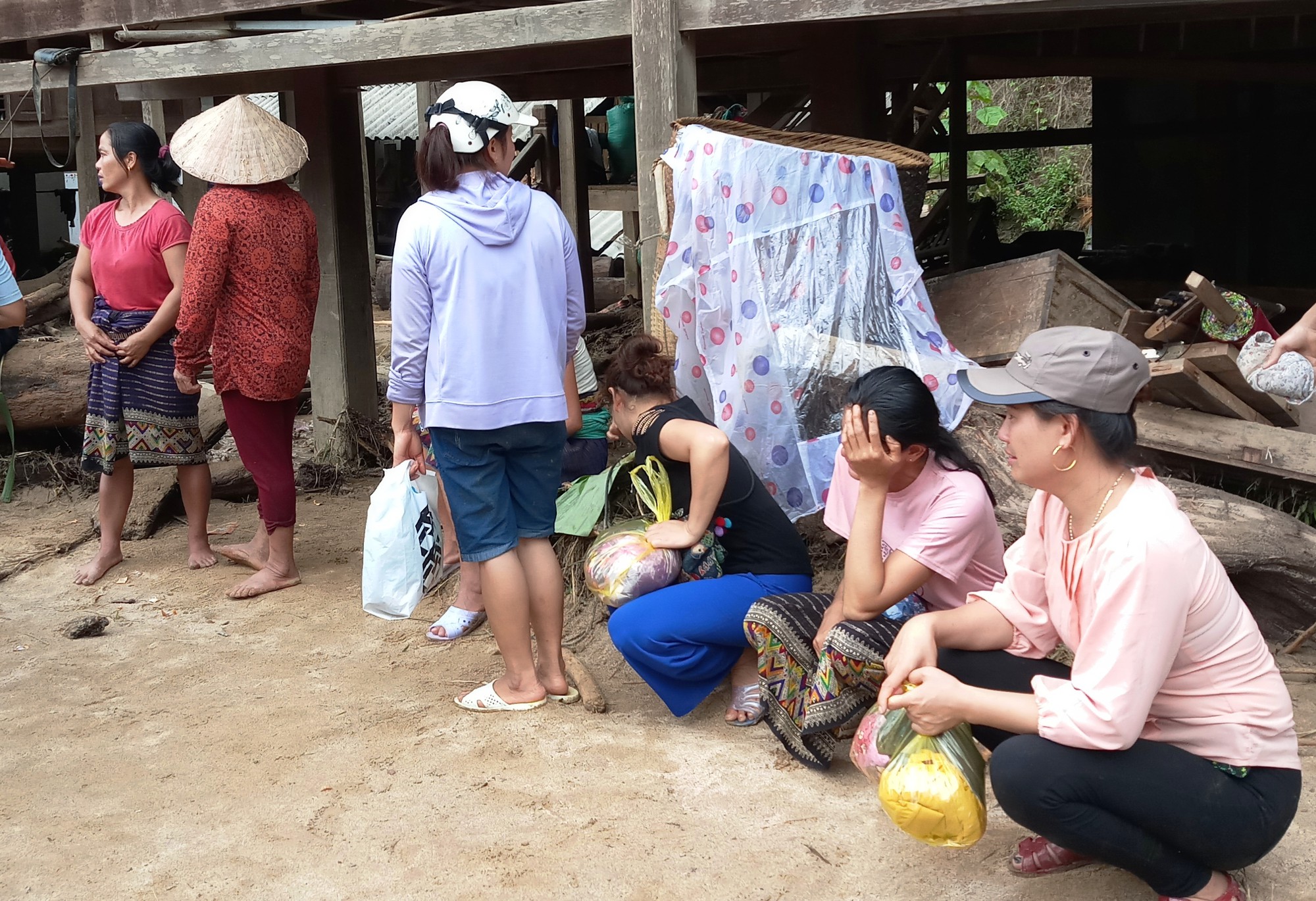 Cận cảnh bản làng tan hoang nơi 17 người bị lũ dữ cuốn trôi, 12 người mất tích - Ảnh 8.