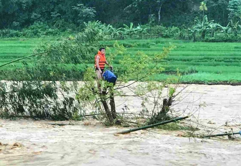 Nam thanh ni&ecirc;n nhảy xuống cứu người đ&agrave;n &ocirc;ng &ocirc;m c&acirc;y giữa d&ograve;ng nước lũ suốt 10 giờ - Ảnh 3.