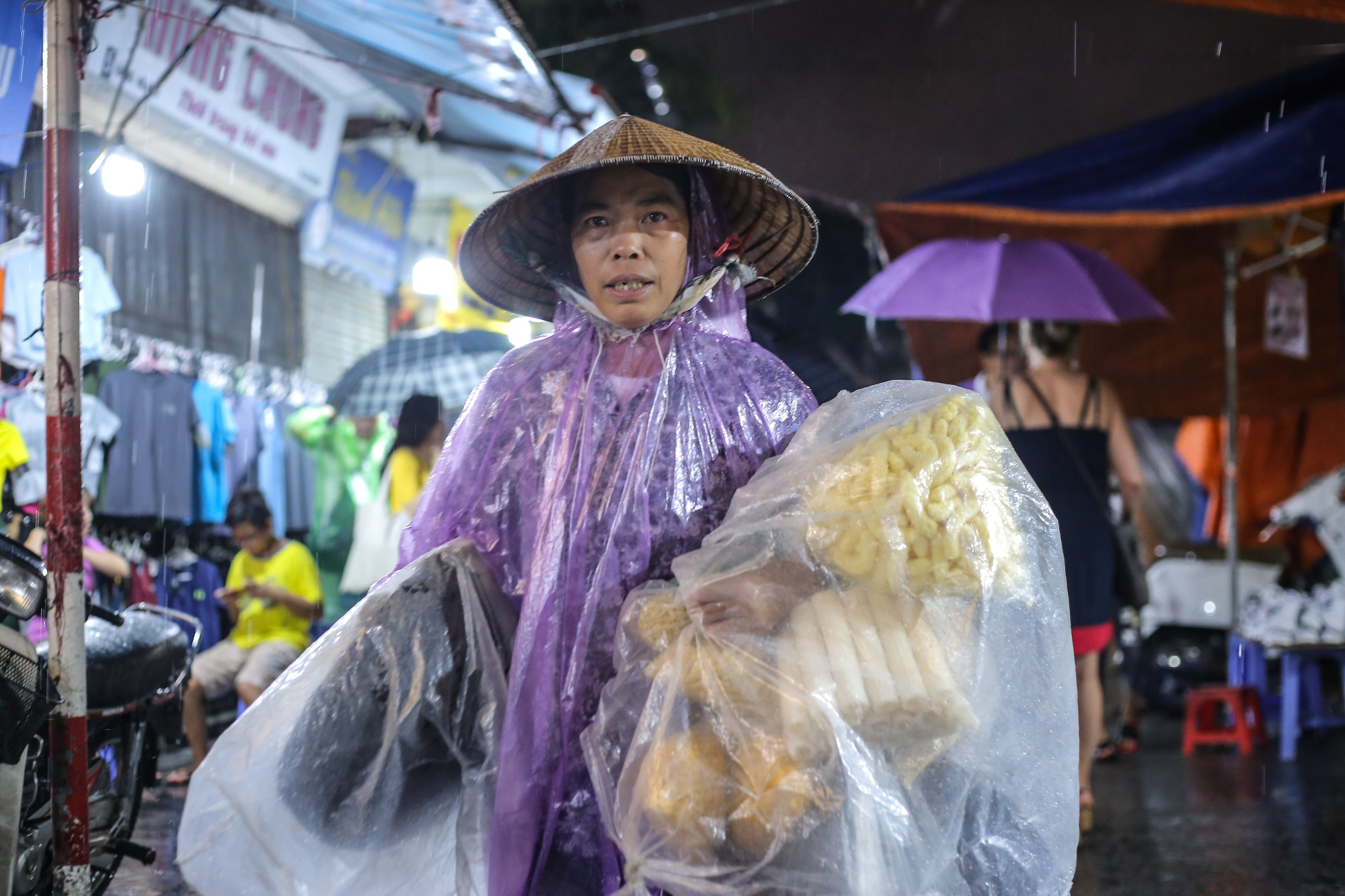 Những phận đời mưu sinh trong đêm mưa bão Hà Nội - Ảnh 3.