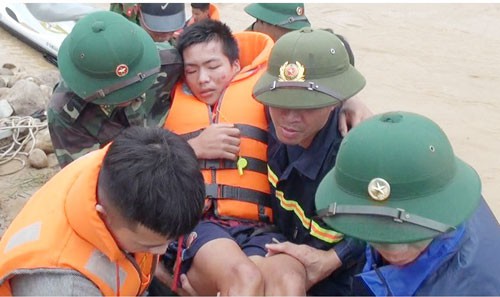 Cứu người trong lũ dữ