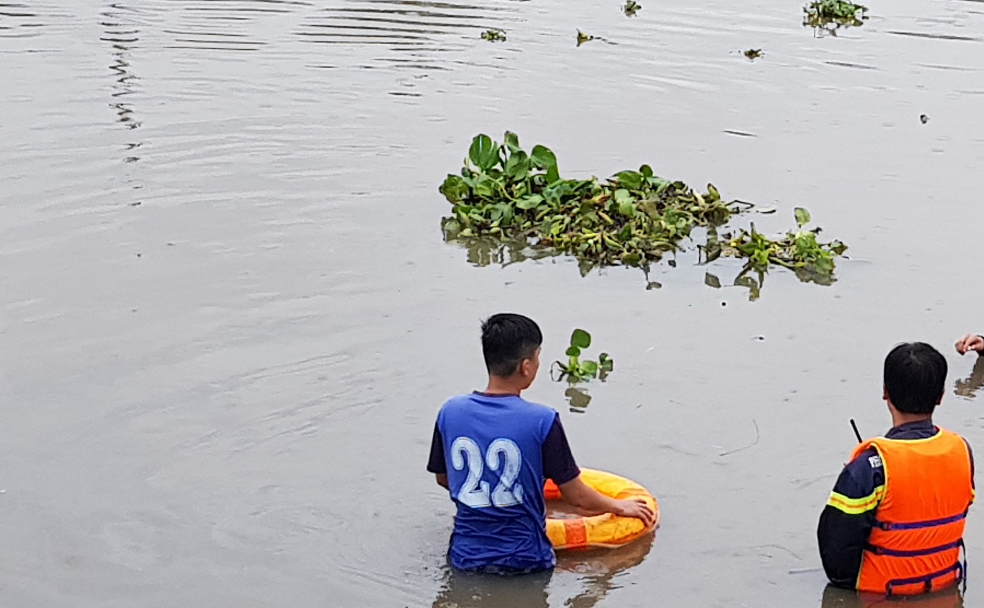Tung lực lượng t&igrave;m thanh ni&ecirc;n nghi &ldquo;ng&aacute;o đ&aacute;&rdquo; nhảy xuống s&ocirc;ng mất t&iacute;ch - Ảnh 1.