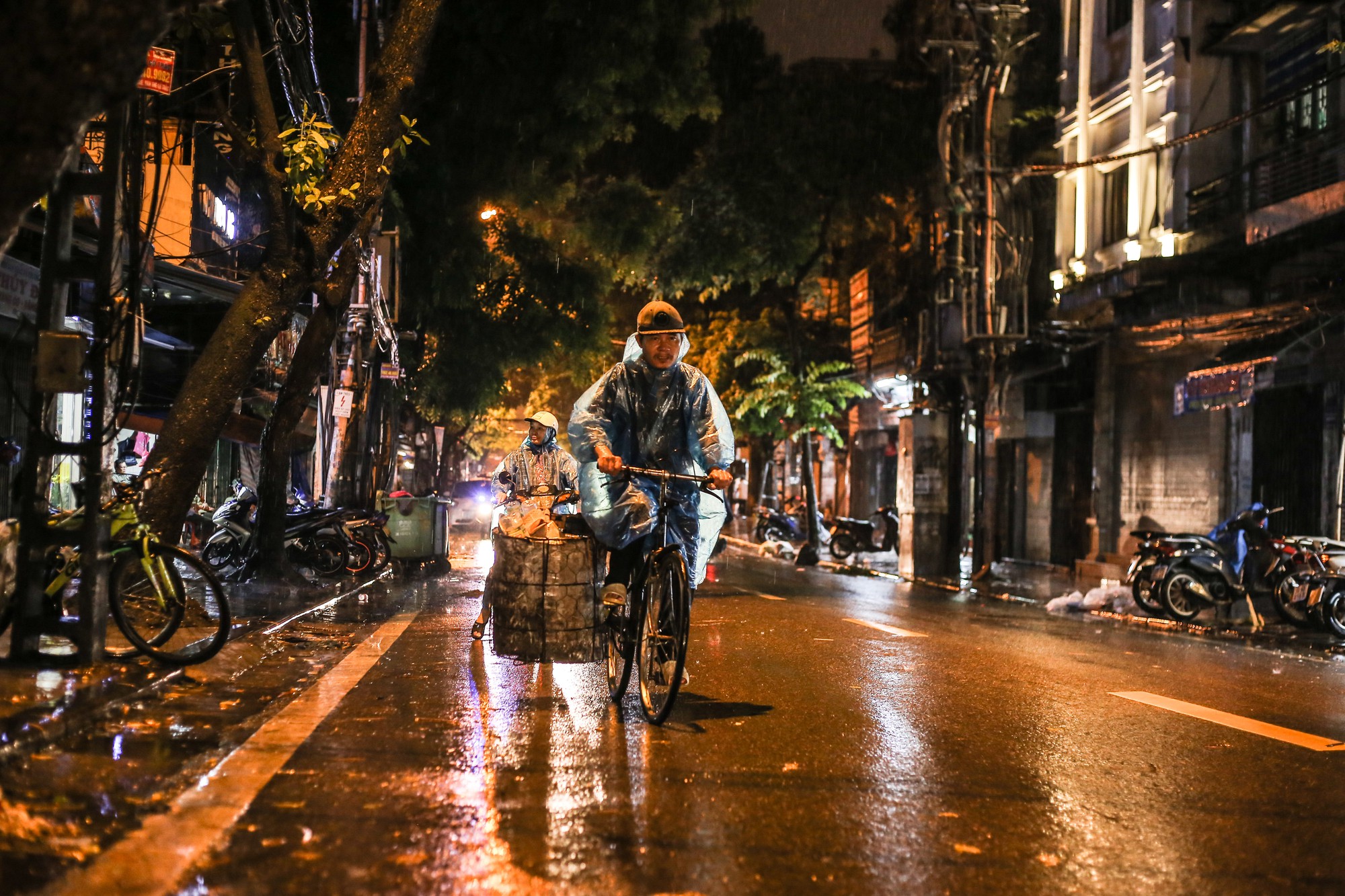 Những phận đời mưu sinh trong đêm mưa bão Hà Nội - Ảnh 6.