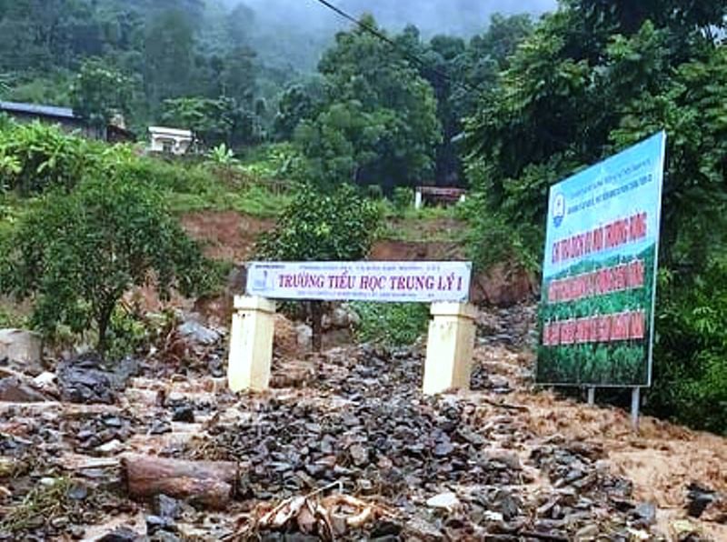Trưởng Công an xã tử vong do bị đất đá vùi lấp khi đi kiểm tra mưa lũ - Ảnh 3.