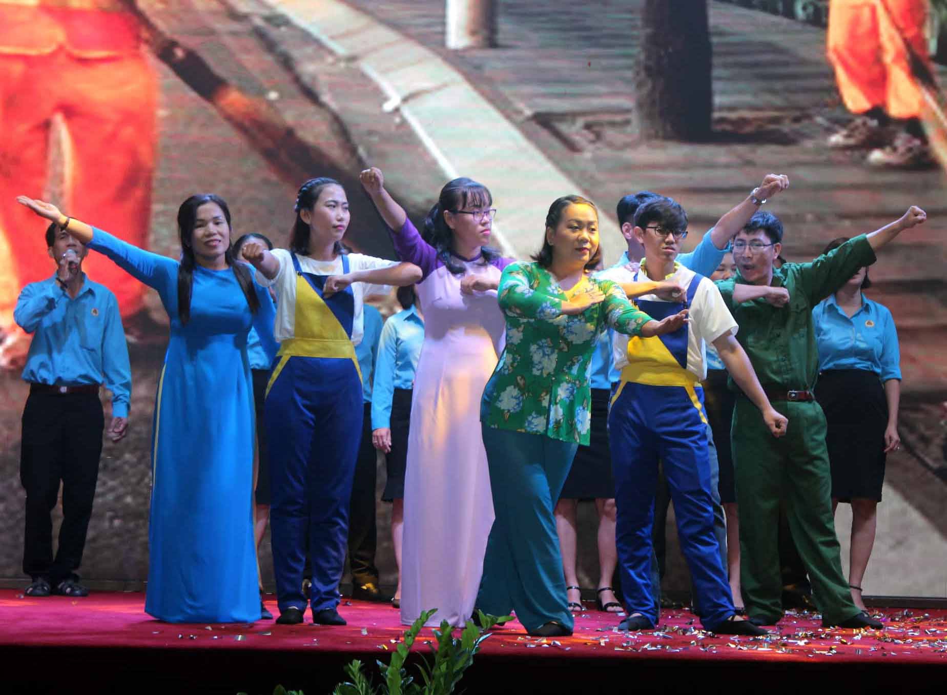 Họp mặt, biểu dương c&aacute;n bộ C&ocirc;ng đo&agrave;n ti&ecirc;u biểu - Ảnh 6.