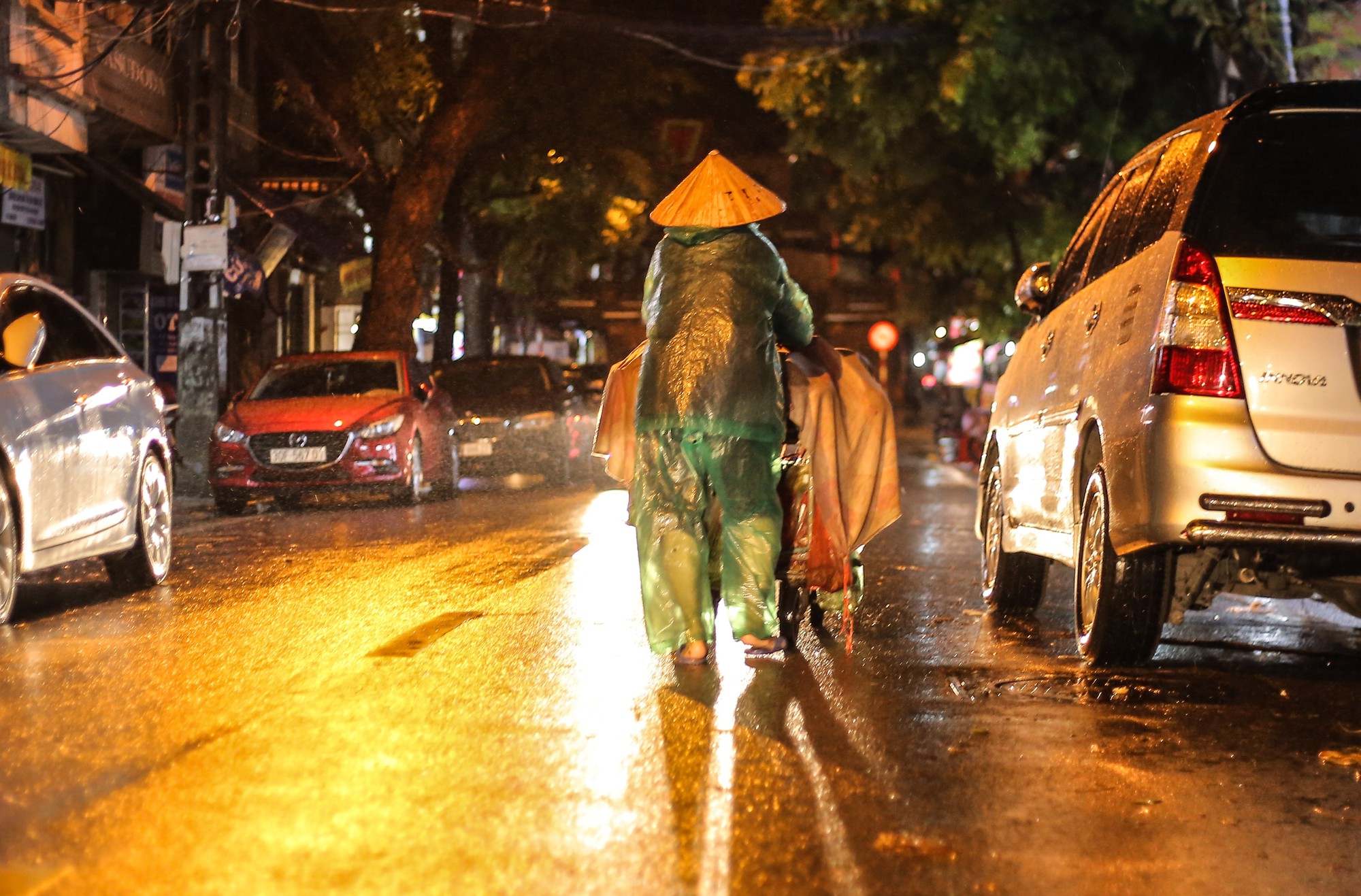 Những phận đời mưu sinh trong đêm mưa bão Hà Nội - Ảnh 11.