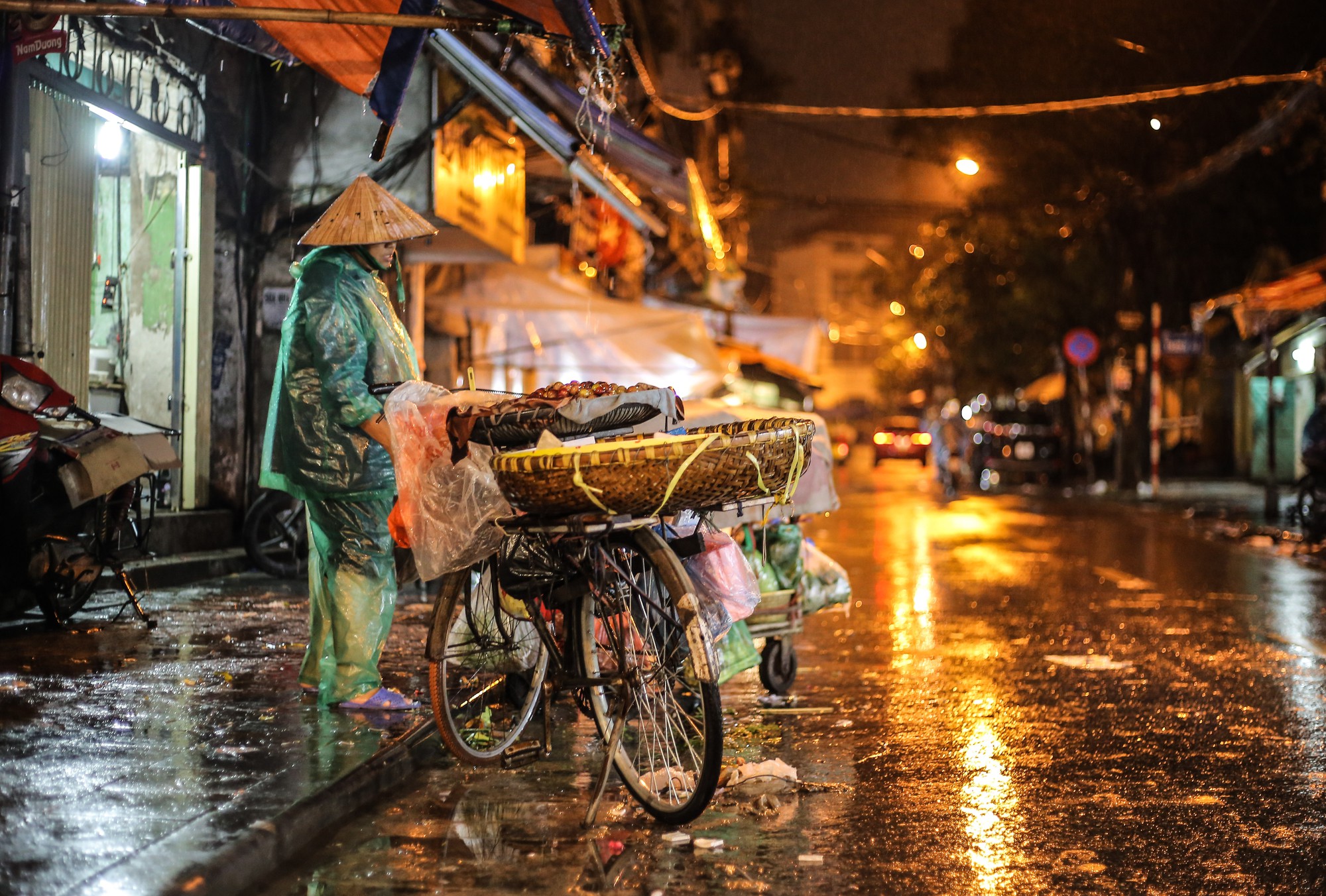 Những phận đời mưu sinh trong đêm mưa bão Hà Nội - Ảnh 12.