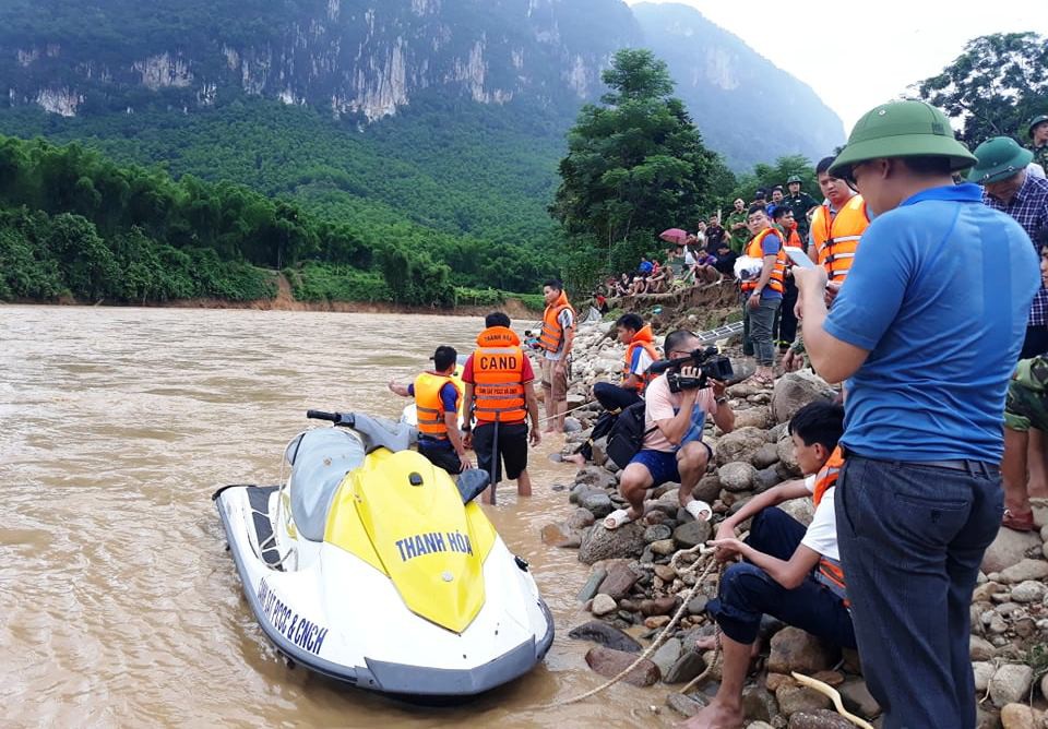 Cận cảnh bản làng tan hoang nơi 17 người bị lũ dữ cuốn trôi, 12 người mất tích - Ảnh 11.