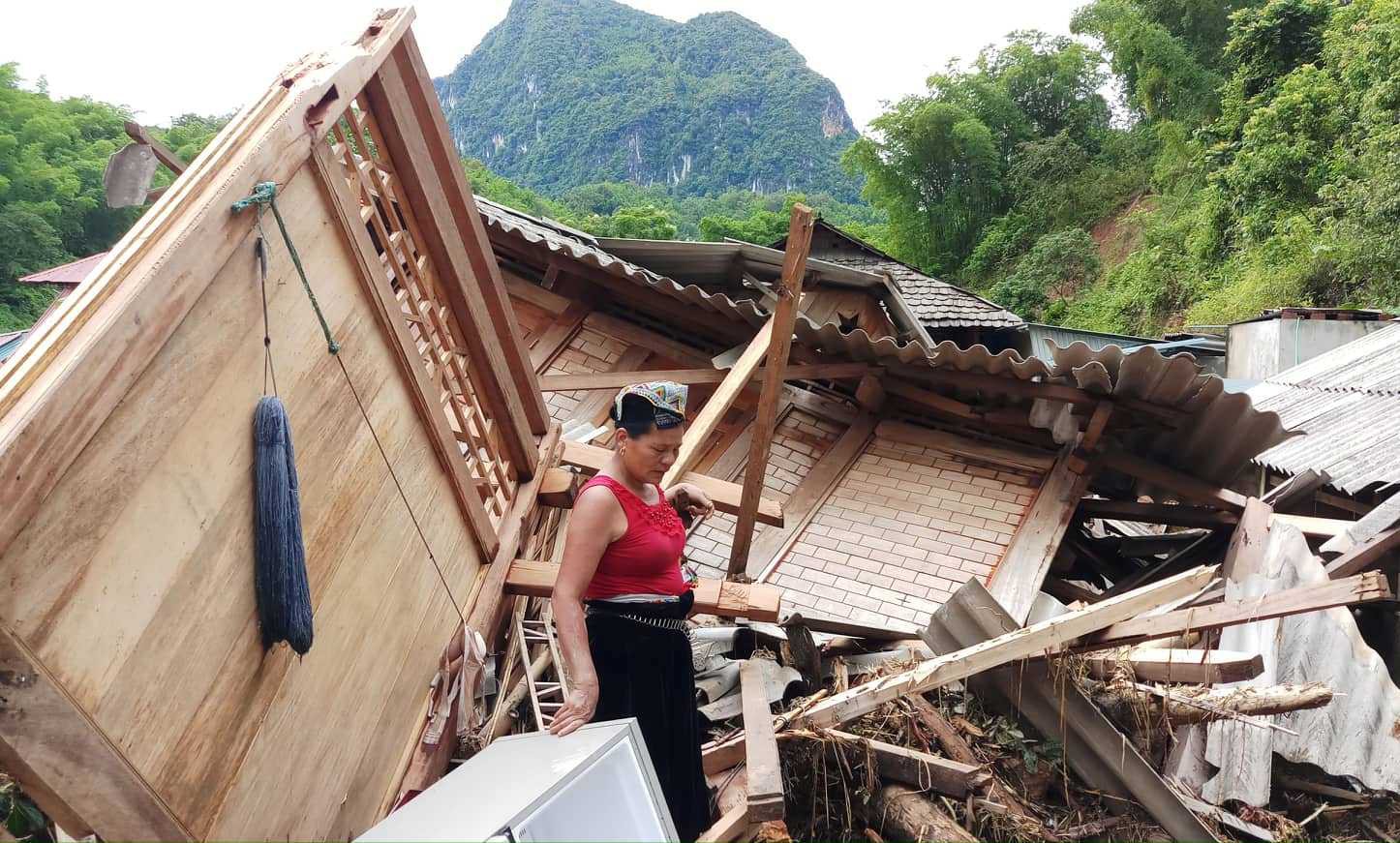 Cận cảnh bản làng tan hoang nơi 17 người bị lũ dữ cuốn trôi, 12 người mất tích - Ảnh 5.