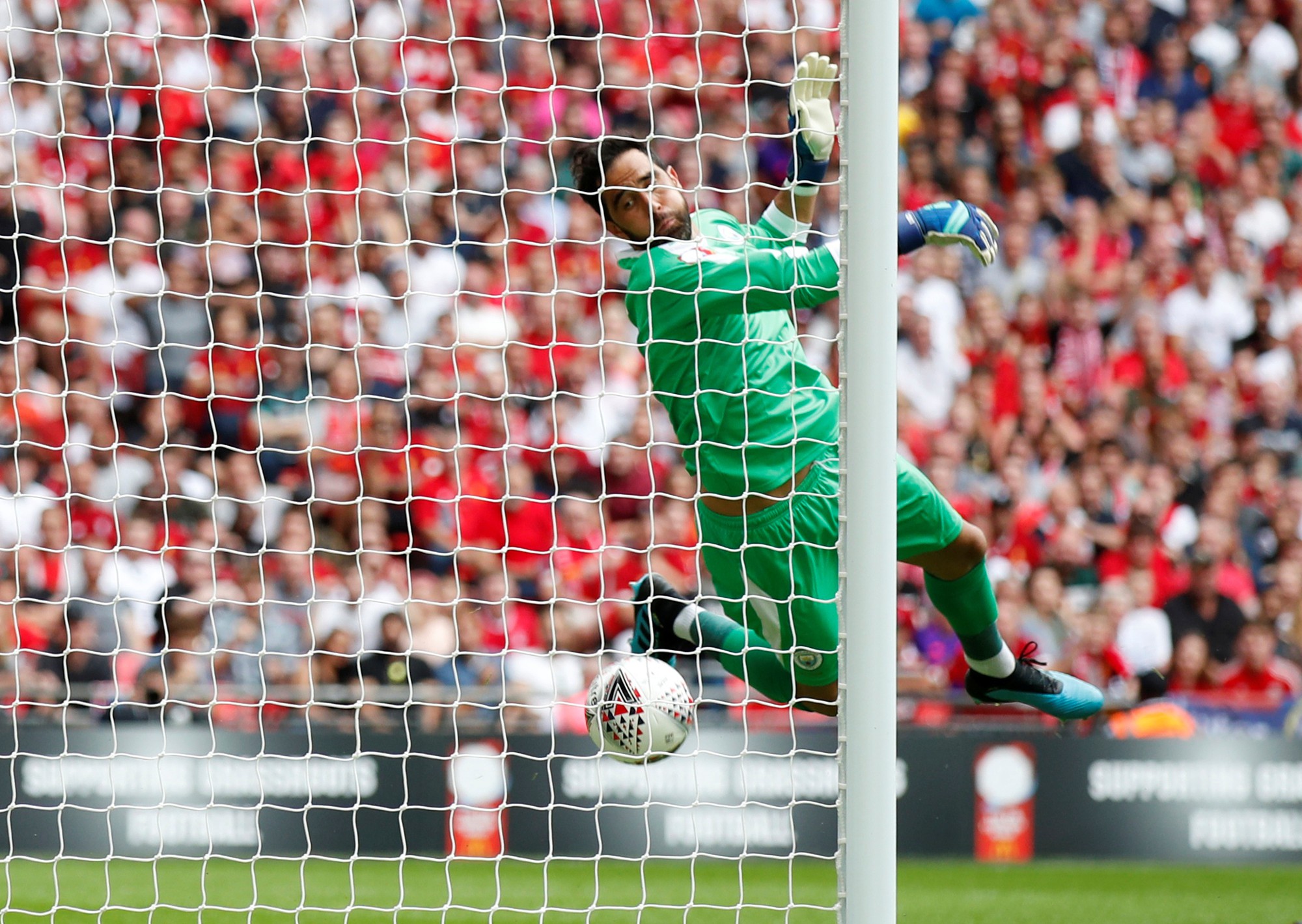 Thủ môn Bravo tỏa sáng, Man City bùng nổ ở Siêu cúp Anh - Ảnh 3.