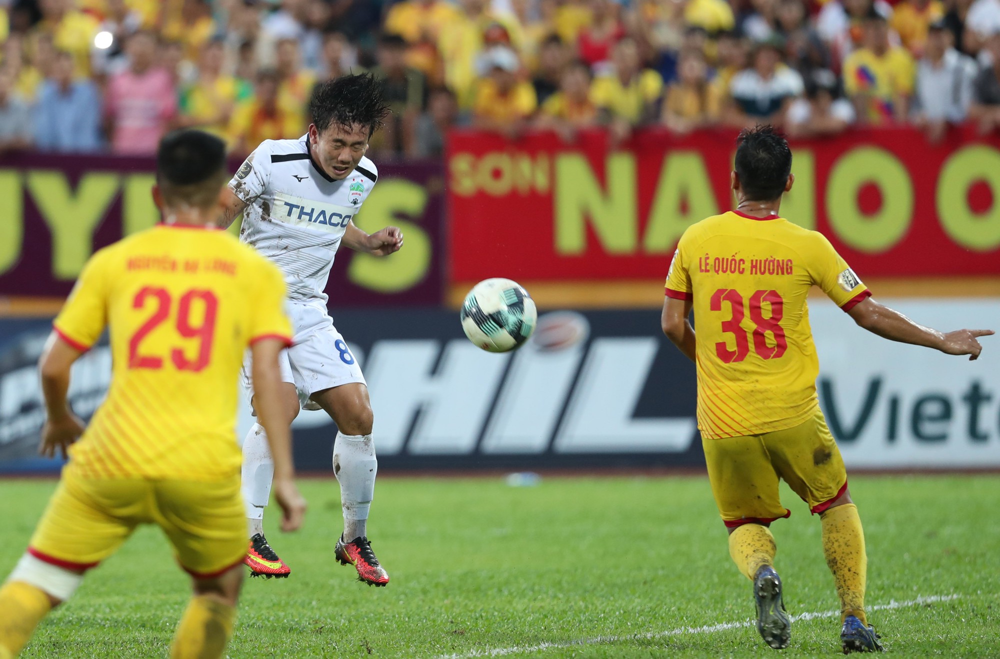 Gần 30.000 khán giả mở hội sân Thiên Trường khi Nam Định hòa HAGL 2-2