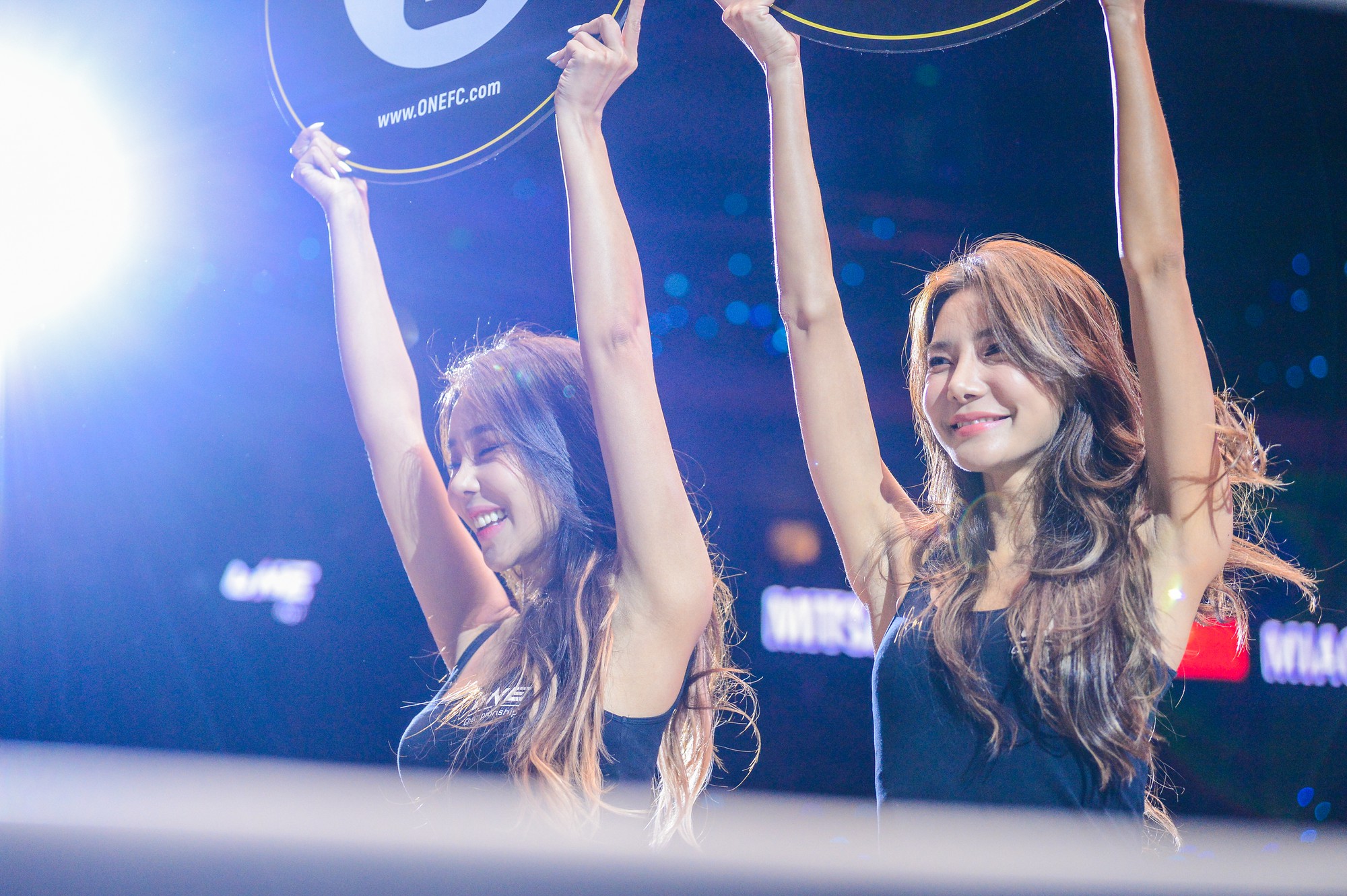 Những Ring Girl nóng bỏng trên sàn đấu ONE Championship - Ảnh 14.